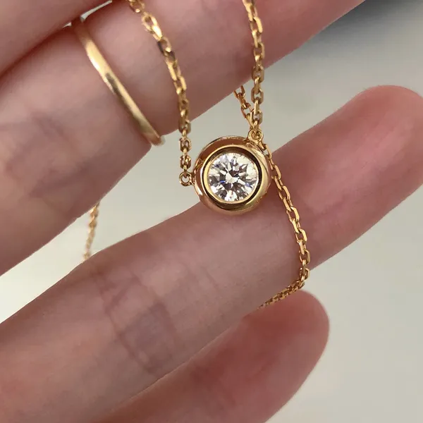 Gold_Classic_Round_Pendants_For_Women